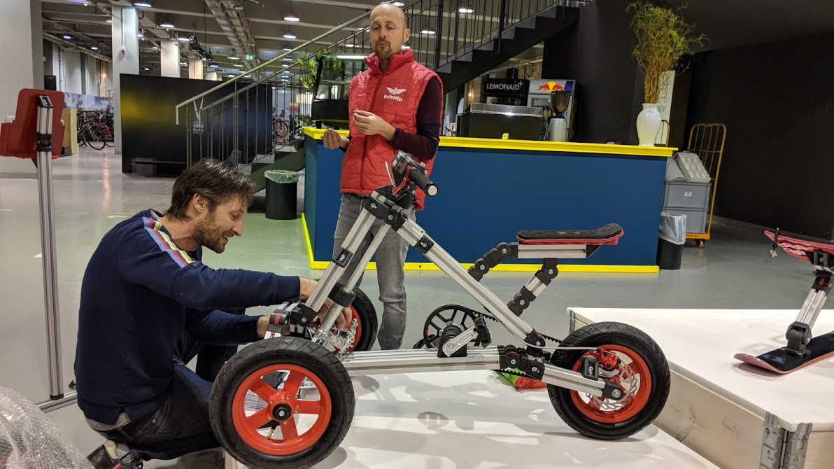 Infento Erfinder Spencer Rotting beim Schrauben