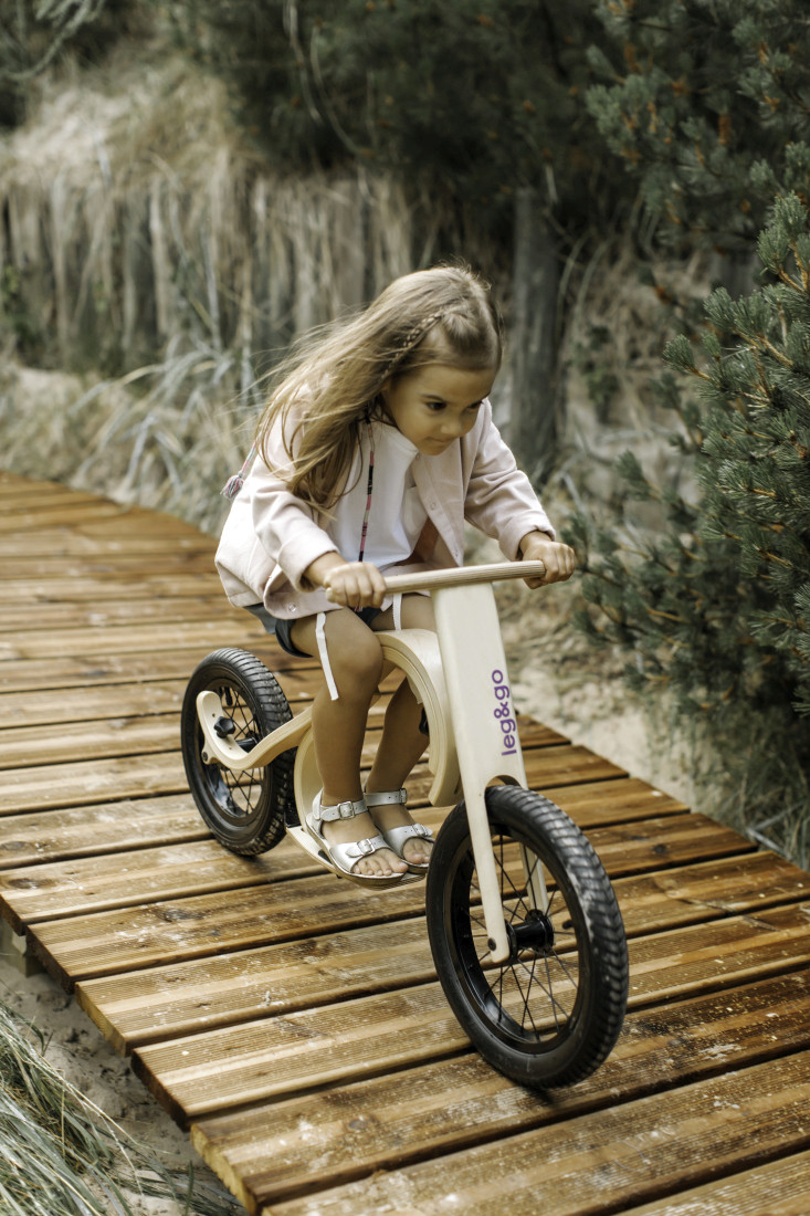 Leg&Go Downhill Bike. Mit Fußablage, de gleichzeitag als Bremse dient.