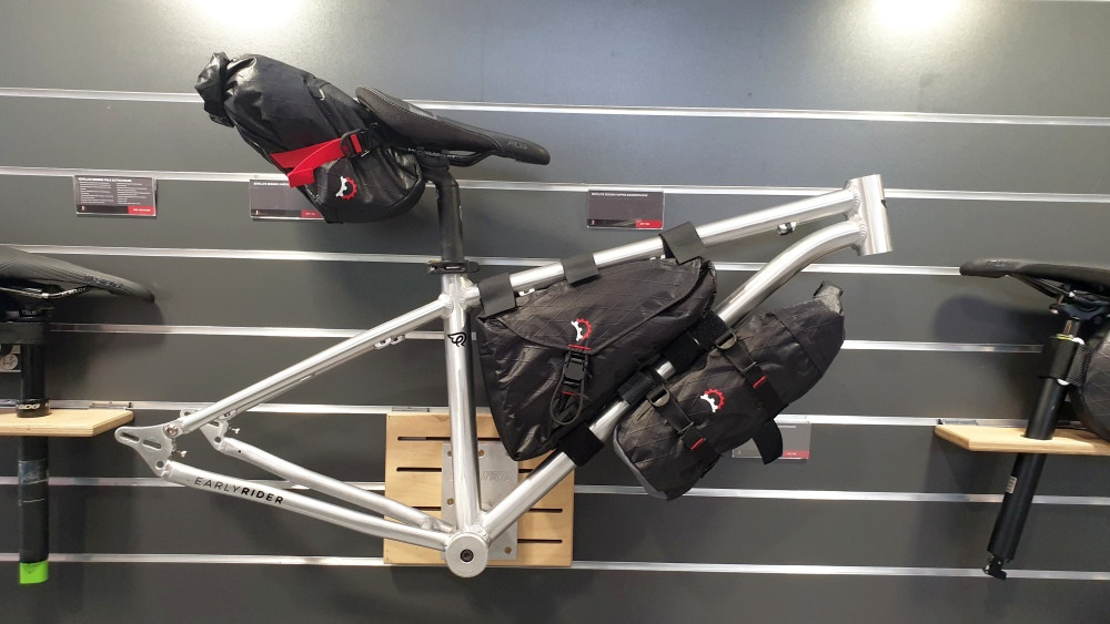 Revelate Designs Bikepacking-Taschen an Early Rider Rahmen